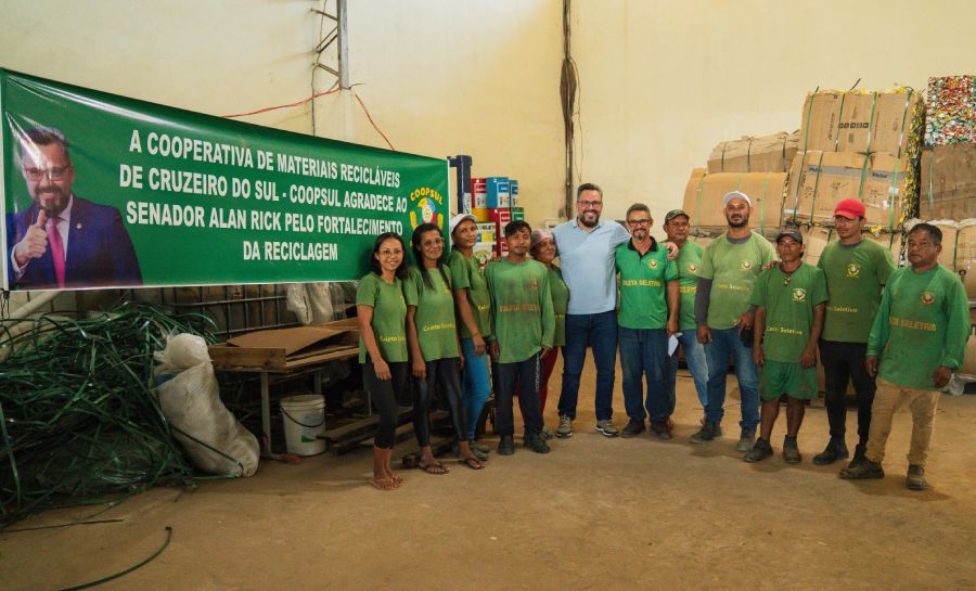 Alan Rick reforça apoio às cooperativas de farinha e reciclagem no Juruá